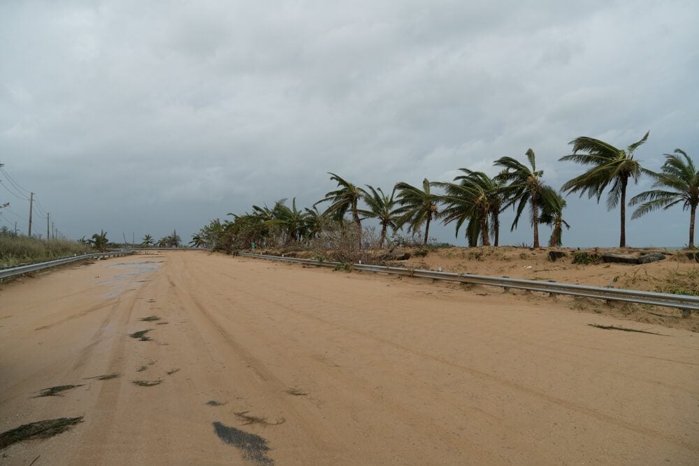 Route to Pi&ntilde;ones covered in sand
