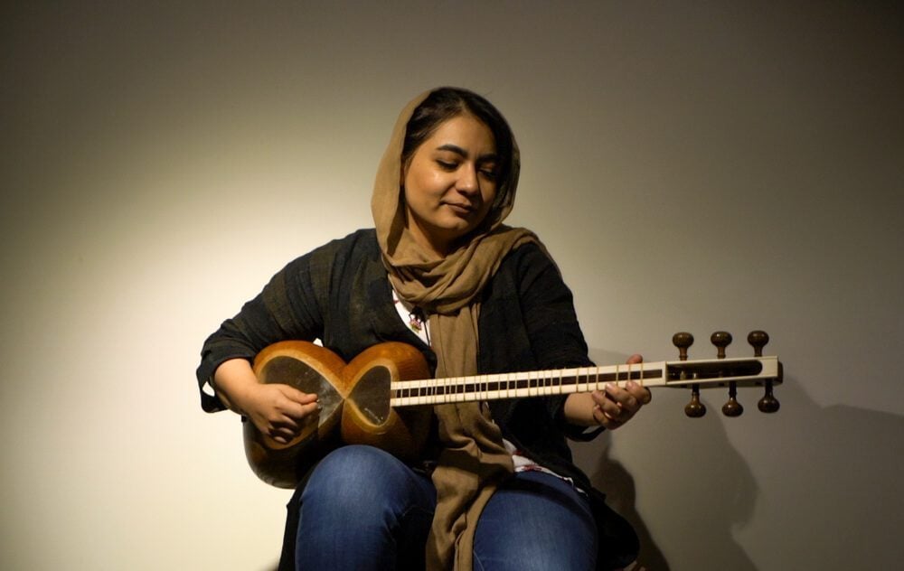 Signer playing the Tar in Isfahan, Iran